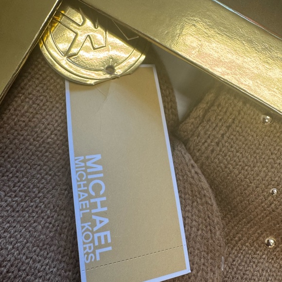 New in box Michael Kors hat and scarf set - Picture 2 of 3